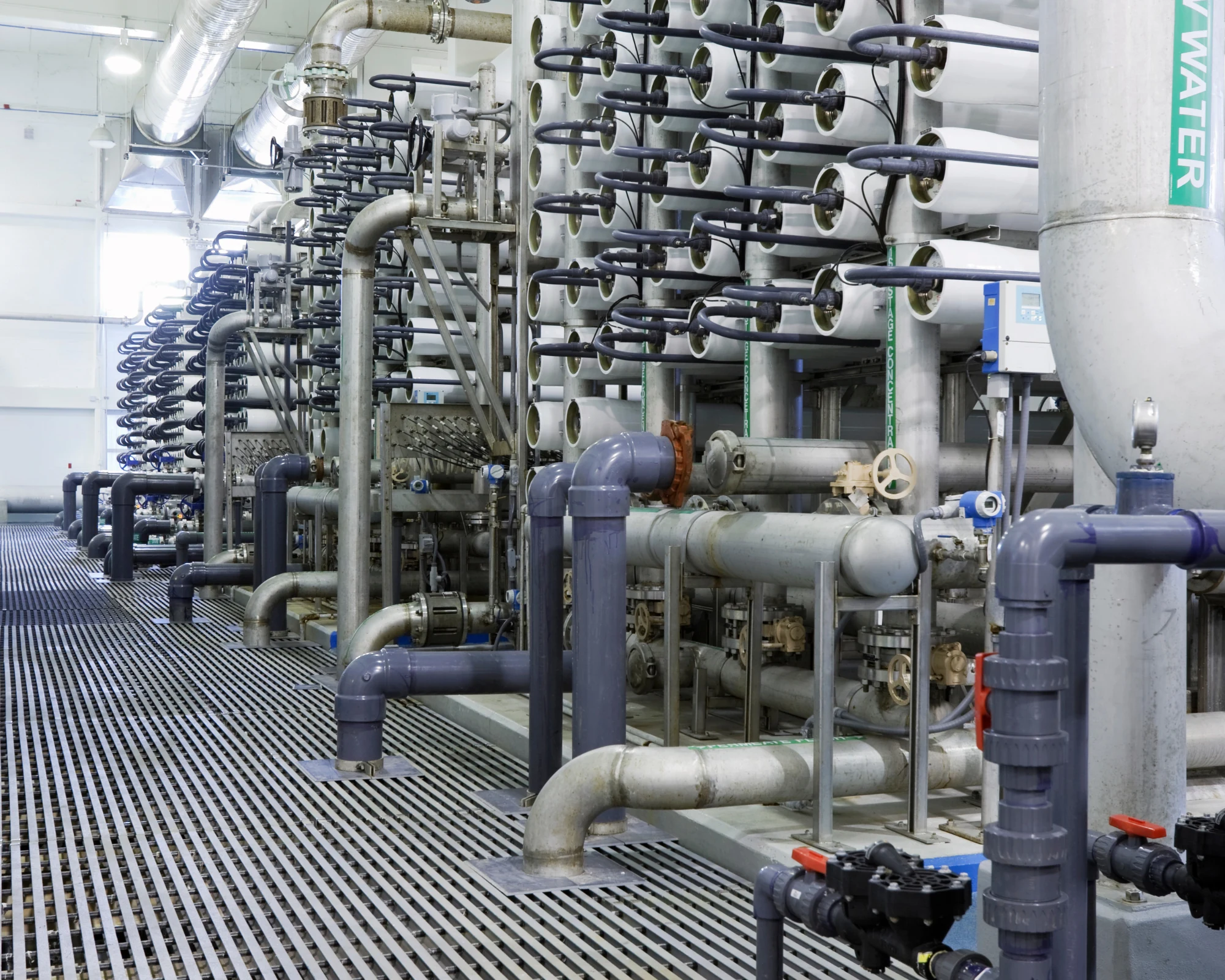 Industrial membrane treatment installation with membrane modules, piping and process equipment