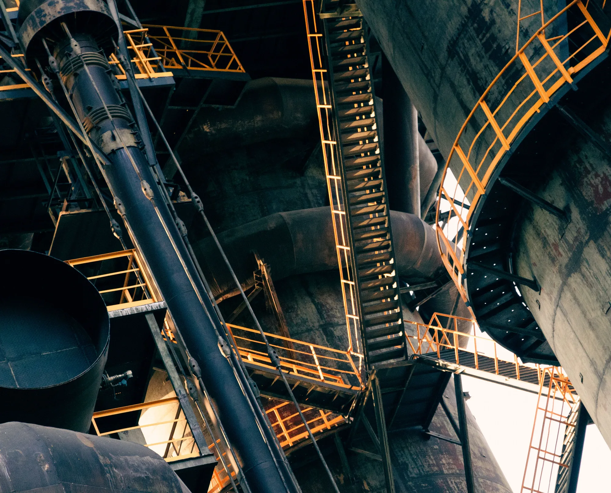 Industrial process plant with large piping, steel structures and access platforms
